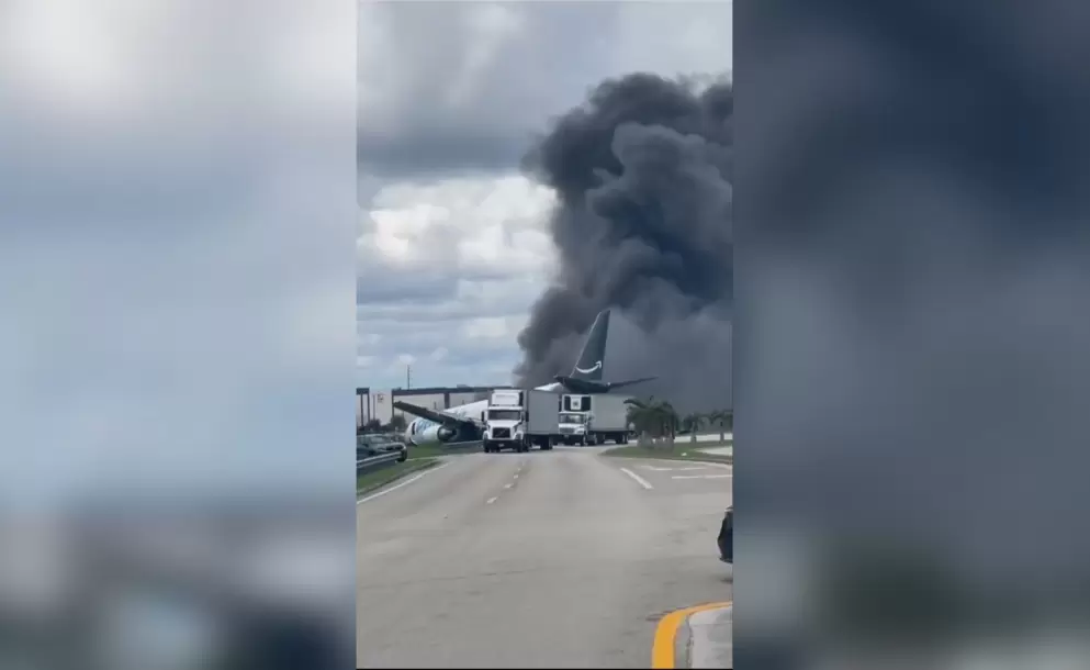 Un avi�n de carga de Amazon se estrella en el aeropuerto de Miami