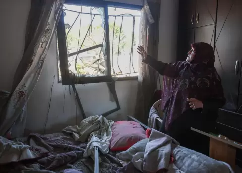 Una mujer inspecciona su vivienda tras un ataque israel� en la localidad de Kfar Rumman, en el sur del L�bano, este 7 de septiembre de 2026.