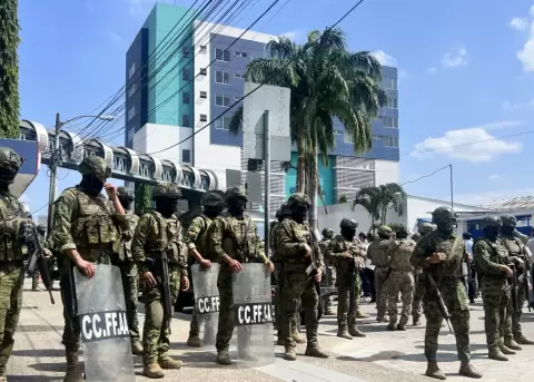 El pasado 8 de julio de 2026, el alcalde de Guayaquil, Aquiles �lvarez fue trasladado al Hospital Alc�var; el lugar estuvo resguardado por militares.