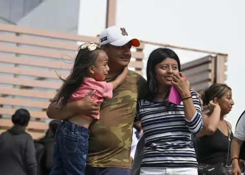 En Manta, familiares de los tripulantes de dos embarcaciones que fueron hundidas por EE.UU. en aguas del Pac�fico se re�nen con sus seres queridos.