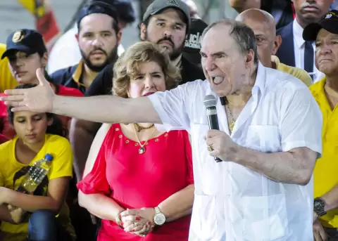 Abdal� Bucaram hablando a sus seguidores, el 17 de junio de 2017, durante un evento en Guayaquil.