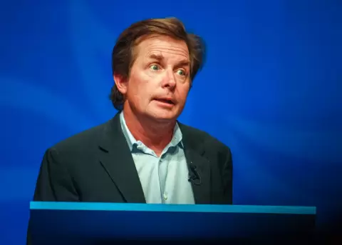 Michael J. Fox enfrenta el Parkinson mientras mantiene viva la esperanza.