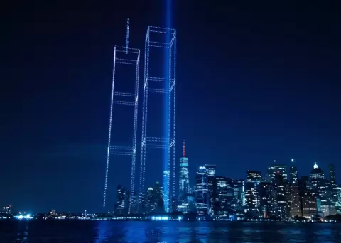 M�s de 2.000 drones iluminaron el cielo de New York como un homenaje a quienes perdieron la vida en los atentados del 11 de septiembre.