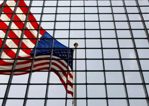 Una bandera de Estados Unidos en el World Trade Center, el lugar en el que se encontraban las Torres Gemelas, en Nueva York.