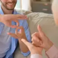 Un joven aprende lenguaje de se�as para pedir la mano de su novia a sus suegros sordos