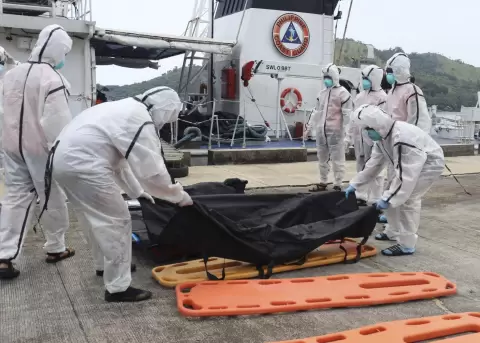 Los equipos de emergencia filipinos trasladan los restos mortales de las v�ctimas de un incendio en un barco de pasajeros en el oeste del pa�s.