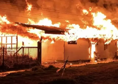 Incendio en residencia ilegal en Chile deja 16 muertos.