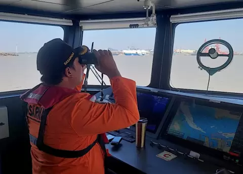 Los equipos de rescate de Indonesia buscan a m�s de un centenar de desaparecidos tras el naufragio de un barco en el mar de Java.