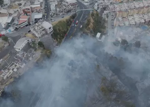 Vista a�rea de la Av. Velasco Ibarra, en el centro de Quito, cubierta por el humo del incendio forestal registrado el 13 de septiembre de 2026.