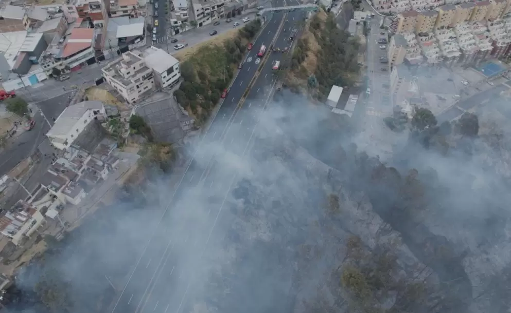 Labores de enfriamiento contin�an tras incendio forestal en La Vicentina, en el centro de Quito