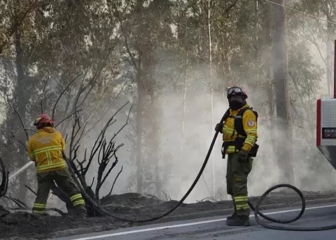Bomberos de Quito combaten las llamas en La Vicentina, en el centro de la ciudad.