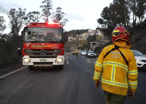 Integrantes del Cuerpo de Bomberos de Quito sobre la Av. Velasco Ibarra, este 14 de septiembre de 2026.