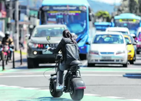 Moto el�ctrica en Quito.