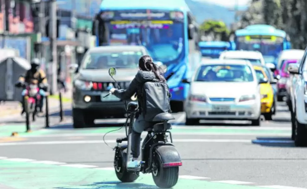 Ordenanza para regular a los scooters y motos el�ctricas en Quito est� lista, afirma concejal Adri�n Ibarra