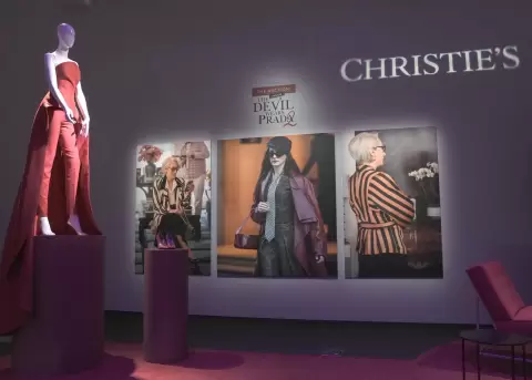 Vestidos, abrigos y accesorios de El Diablo Viste a la Moda 2, salieron de la pantalla para llegar a una subasta de Christie's en New York.