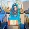 Mecánico italiano crea el auto transitable más estrecho del mundo