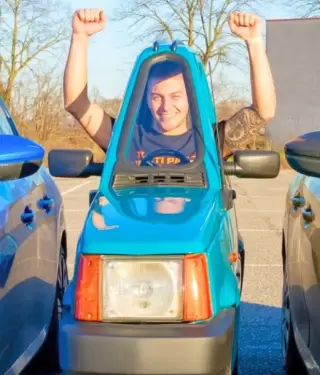 Un mec�nico italiano logr� crear el auto m�s estrecho del mundo.