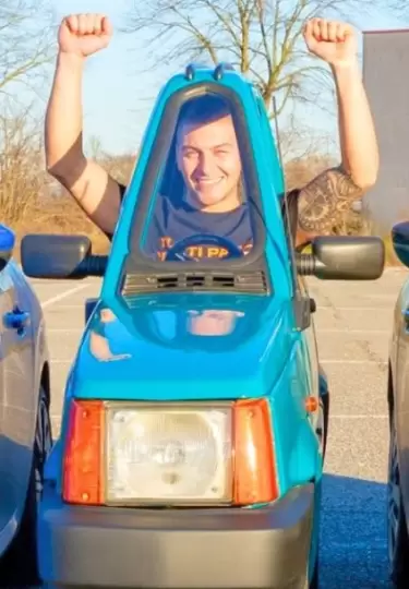Un mec�nico italiano logr� crear el auto m�s estrecho del mundo.