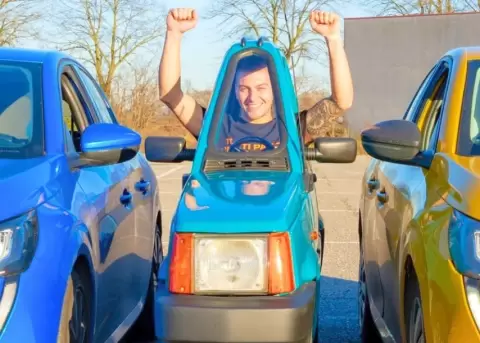 Un mec�nico italiano logr� crear el auto m�s estrecho del mundo.