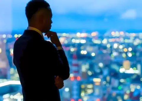 Un hombre exitoso puede sentir un vac�o interno por falta de conexi�n emocional.