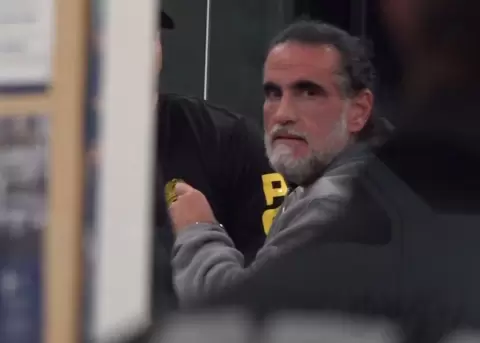 Fotograf�a que muestra al empresario colombiano Alex Saab escoltado por agentes de la DEA a su llegada al aeropuerto de Opa-locka, en el condado de Mi