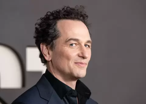 Matthew Rhys conquista dos Emmy y convierte una historia de rechazo en �xito.