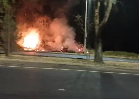 Incendio registrado la noche del 15 de septiembre de 2026 en la Av. Sim�n Bol�var, a la altura de la Casa de la Selecci�n, en el nororiente de Quito.