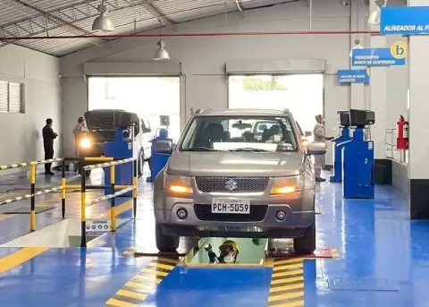 Revisi�n vehicular en Quito.