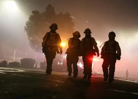 Bomberos de Quito tras el incendio forestal en La Vicentina.