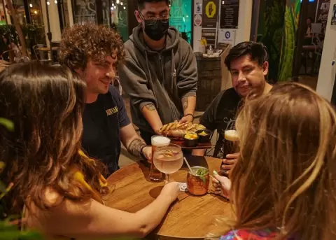 Clientes en una cervecer�a artesanal de Quito.