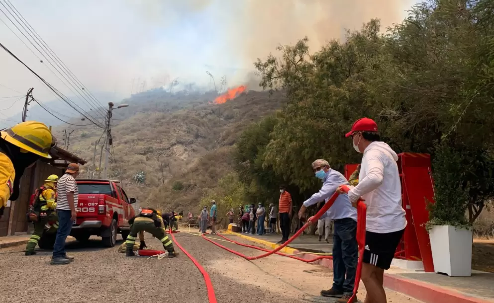 Quito, azotado por incendios forestales: la emergencia mayor se concentra en el cerro Casitagua