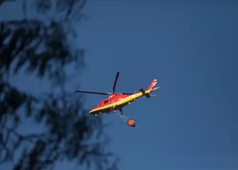 Helic�ptero del Cuerpo de Bomberos de Quito realiza descargas de agua sobre el cerro Casitagua, en Pusuqu�.