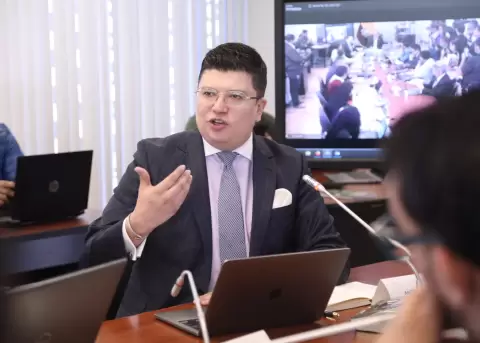 Andr� Benavides, abogado constitucionalista, comparece ante la Comisi�n de Garant�as Constitucionales de la Asamblea, el 17 de septiembre de 2026.