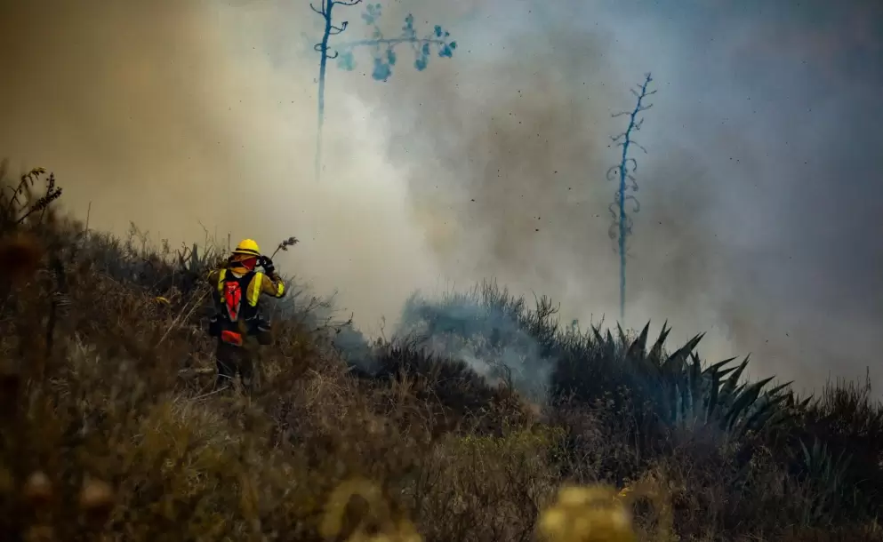 Quito: Incendio en el cerro Casitagua permanece activo; la emergencia en Rumipamba fue controlada