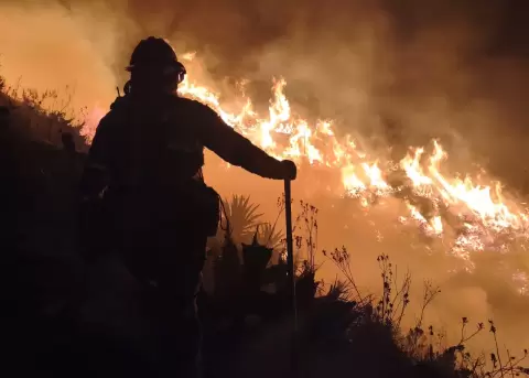 Incendio forestal en el cerro Casitagua avanza este 20 de septiembre del 2026.