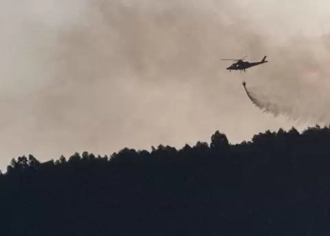 Un helic�ptero realiza descargas de agua en el cerro Casitagua, en Quito.