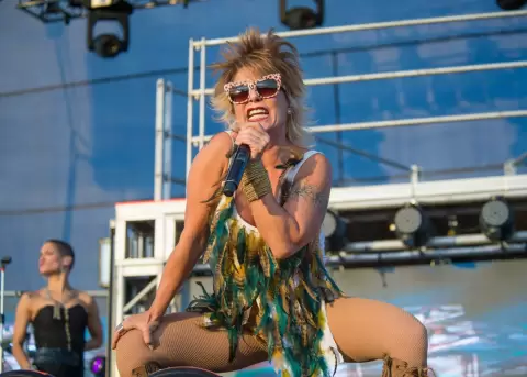 Alejandra Guzm�n sufre accidente en concierto en M�xico.