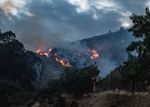 Incendio forestal en el cerro Casitagua, en Quito.