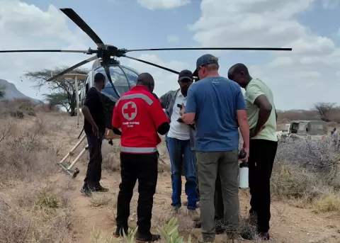 La Cruz Roja de Kenia despleg� sus equipos de emergencia en la zona del accidente donde falleci� Michele Sensi-Contugi y su esposa, Stephany Hollihan.