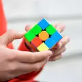 Ni�a china de 6 a�os rompe dos veces en tres d�as el r�cord mundial femenino del cubo de Rubik