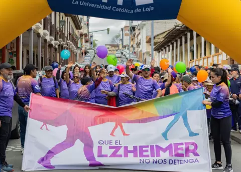 Ecuador camina y se ilumina para promover la salud cerebral.