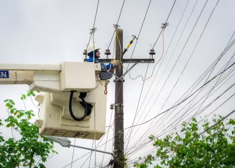 Trabajador de CNEL realiza trabajos en el barrio Segundo Orellana, en Nueva Loja, Sucumb�os.