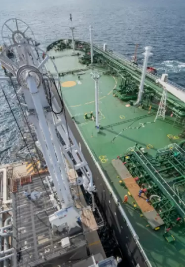 Un buque descarga combustibles en el Terminal Mar�timo La Libertad, en Santa Elena, en 2017.