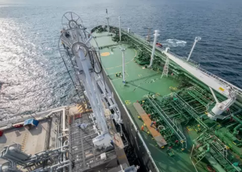 Un buque descarga combustibles en el Terminal Mar�timo La Libertad, en Santa Elena, en 2017.