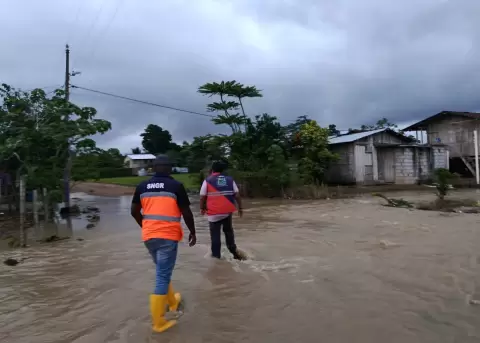 Desbordamiento del r�o Sucio, en Esmeraldas.