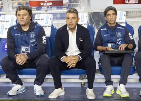 Marcelo Gallardo y su cuerpo t�cnico, previo al encuentro con Corea del Sur