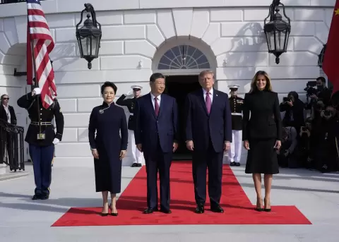 El presidente de EE.UU., Donald Trump, y la primera dama, Melania Trump, reciben al presidente de China, Xi Jinping, y a la primera dama, Peng Liyuan.