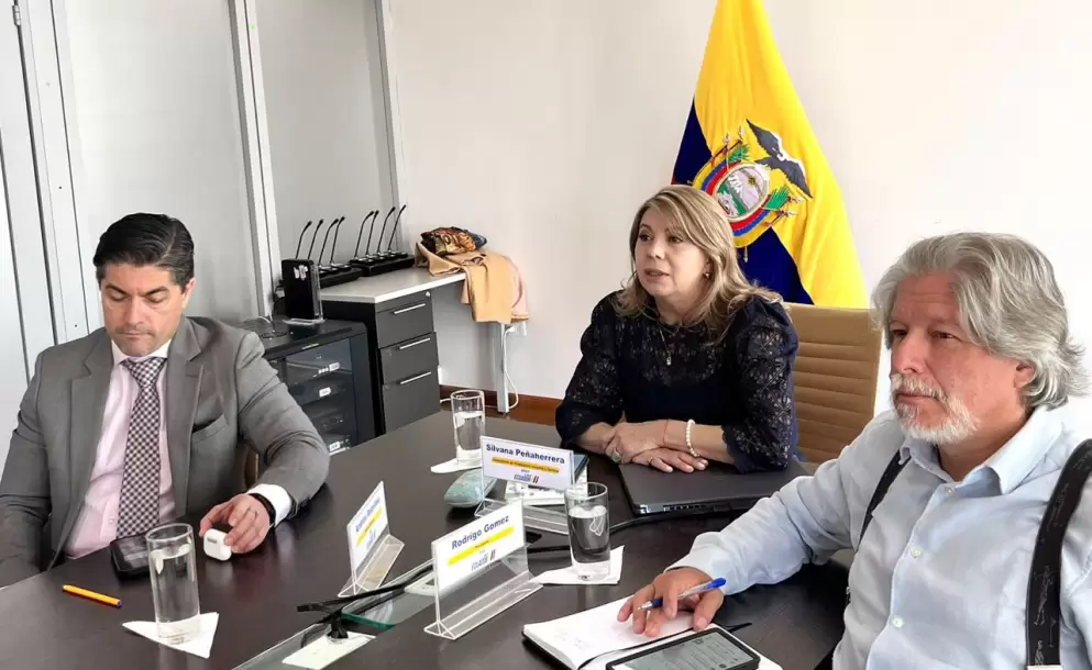 Industrias y el sector p�blico deben 