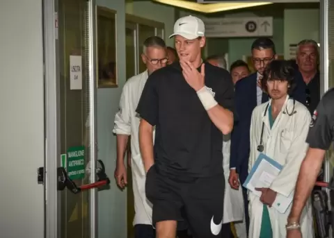 Jannik Sinner no se recupera de su lesi�n de rodilla y esto le ha impedido competir en torneos.