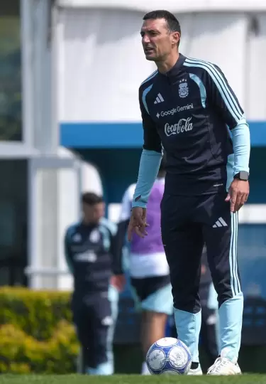 El seleccionador Lionel Scaloni dirige un entrenamiento de la selecci�n de f�tbol de Argentina.
